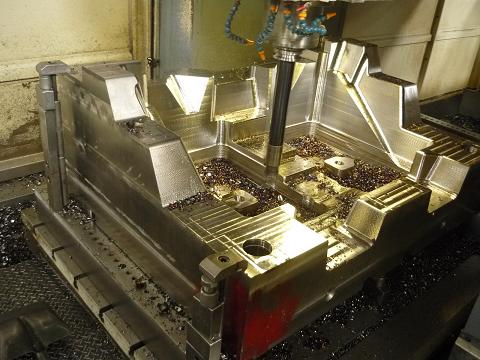 不锈钢珠宝展柜与木质珠宝展示柜哪个好？